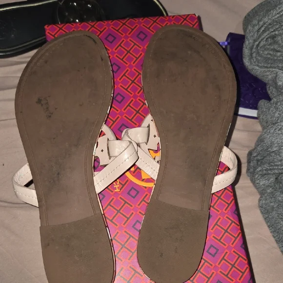 Tory Burch Cream Sandals with Iconic Medallion - Picture 3 of 3